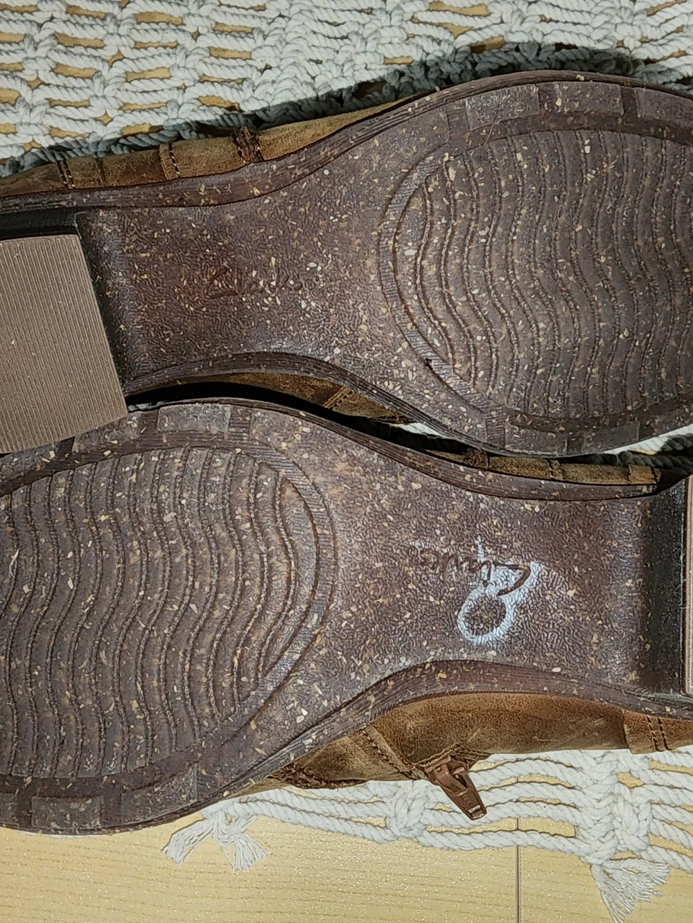 Columbia Women's Tan Low Size 9 Block Heel Slip-Ons Rubber Sole Leather